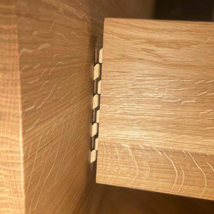 Detailansicht: Doppelbett aus massiver Eiche mit Knapp Solid Verbinder.