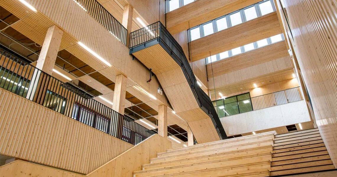 Helle und moderne Schularchitektur in Lillestrøm mit Holzbauweise, großen offenen Bereichen und Treppen. Errichtet mit KNAPP-Verbindern Ricon S und Megant. Fotografie: Nils Petter.