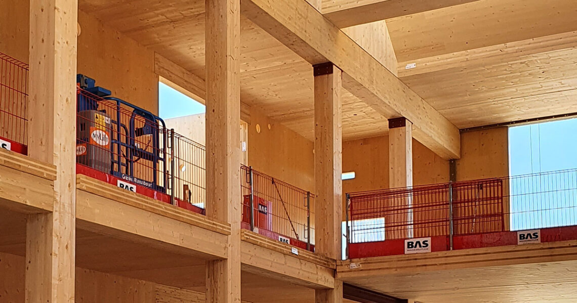 Helle und moderne Schularchitektur in Lillestrøm mit Holzbauweise, großen offenen Bereichen und Treppen. Errichtet mit KNAPP-Verbindern Ricon S und Megant. Fotografie: Nils Petter.