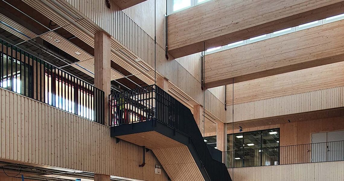 Helle und moderne Schularchitektur in Lillestrøm mit Holzbauweise, großen offenen Bereichen und Treppen. Errichtet mit KNAPP-Verbindern Ricon S und Megant. Fotografie: Nils Petter.