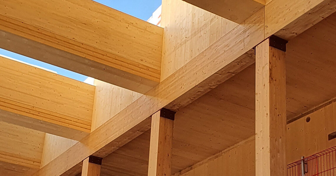 Helle und moderne Schularchitektur in Lillestrøm mit Holzbauweise, großen offenen Bereichen und Treppen. Errichtet mit KNAPP-Verbindern Ricon S und Megant. Fotografie: Nils Petter.