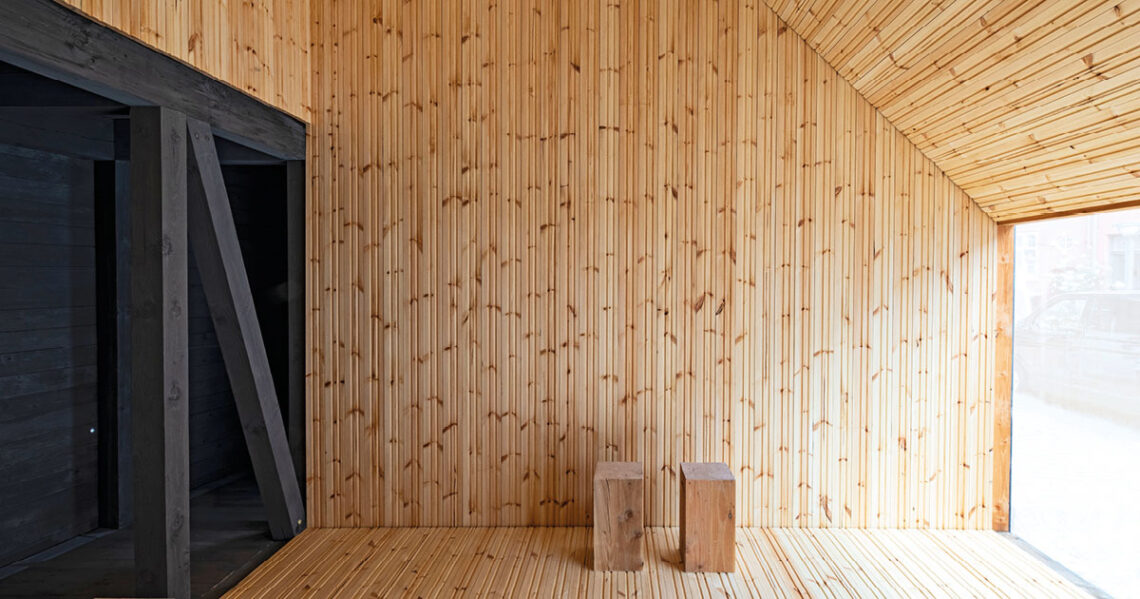 Innenansichten und architektonische Details des Poetic Daylight Pavilion – eine modulare Holzkonstruktion, die das Zusammenspiel von Tageslicht und minimalistischem Design erfahrbar macht.