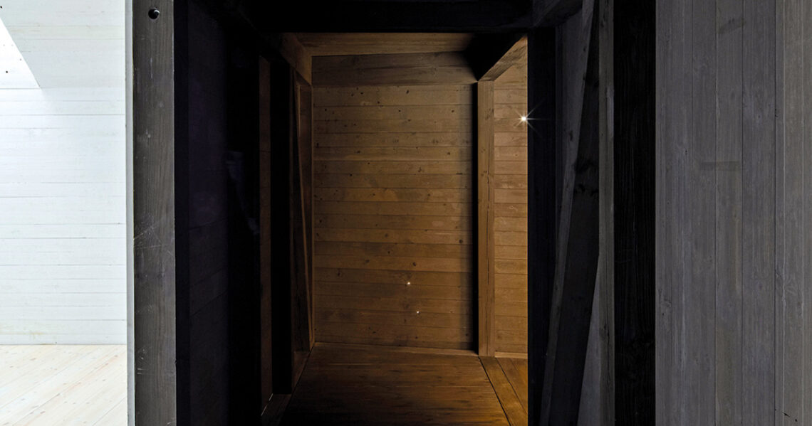 Innenansichten und architektonische Details des Poetic Daylight Pavilion – eine modulare Holzkonstruktion, die das Zusammenspiel von Tageslicht und minimalistischem Design erfahrbar macht.