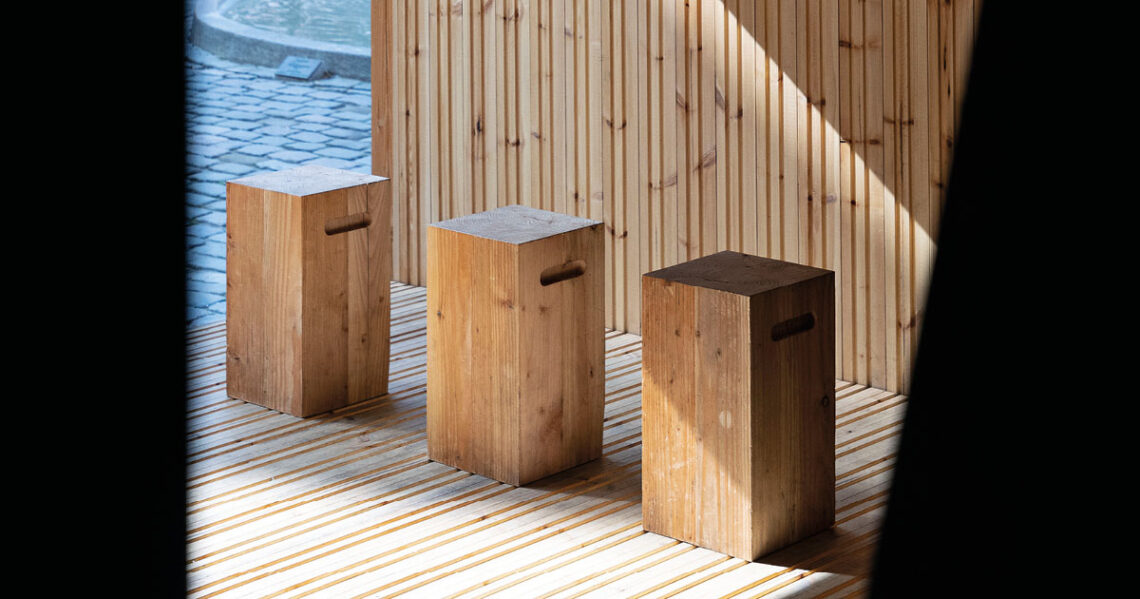 Innenansichten und architektonische Details des Poetic Daylight Pavilion – eine modulare Holzkonstruktion, die das Zusammenspiel von Tageslicht und minimalistischem Design erfahrbar macht.