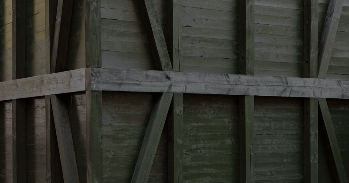 Innenansichten und architektonische Details des Poetic Daylight Pavilion – eine modulare Holzkonstruktion, die das Zusammenspiel von Tageslicht und minimalistischem Design erfahrbar macht.